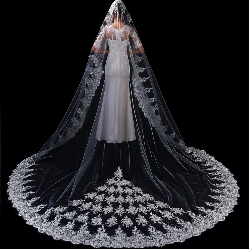 Elegant White Lace Bridal Veil